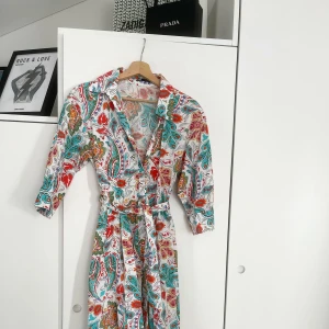 Klänning - Jag säljer min maxiklänning med blommor,det är nytt