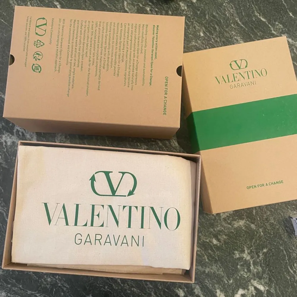 Helt nya Valentinos och aldrig testade. Allt följer med, box, äktenhetsbevis osv☺️☺️ pris kan diskuteras . Skor.