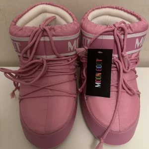 Oanvända Moonboots  - Säljer mina Moonboots i färgen ljusrosa, låga. Perfekt nu till höst/vintern 🍁 🍂 Storlek 36-38.🤎 (Har storlek 38 och dom passar bra!) 
