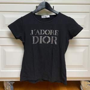 Christian Dior tshirt. Alla diamanter är kvar. Jag är storlek S för referens🌟