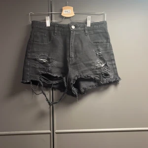 Jeansshorts  - Ursnygga jeansshorts med detalj på ena bakfickan! low/mid waist. Jättefint skick.