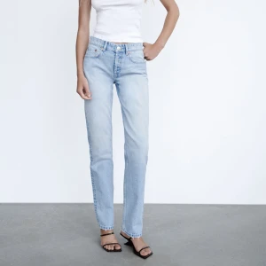 Mid waist straight Zara jeans - Använda fåtal gånger och i fint skick🤍