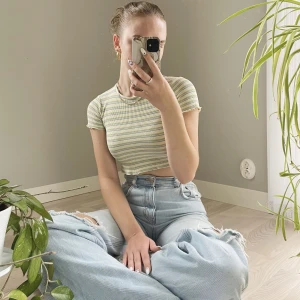 Randig T-shirt 🩵 - Snygg stickad T-shirt från Pull & Bear 💚 I väldigt bra skick och har inte används mycket. 💛 Tröjan är i storlek XS 🩵 Har du några frågor så tveka inte att höra av dig 🤍