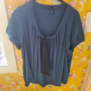 Blus  - Fins blus i silkes material 