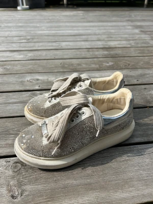 Steve Madde skor  - Jättesnygga skor från märket Steve Madde!!! Köpte för 1400kr för ca 2 år sedan. Lite slitningar därav priset💞💞🫶🏽 frakt tillkommer 