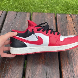 JORDAN 1 CHICAGO - Jag säljer mina chicagos. De är från footlocker för typ 2200. Jag tvättar dem innan. Pris kan diskuteras.