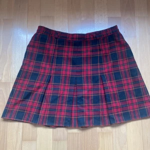 Mini tartan kjol - Minikjolen är inte perfekt på insidan men man kan inte se när används. Den är 42 cm lång. Fint tartan design !