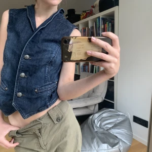 Jeansväst - Mörk jeansväst!