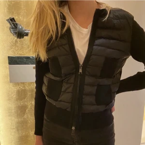moncler cardigan  - mörkblå cardigan från moncler i nyskick, säljer då den ej e min stil längre. har tyvärr inte kvar kvittot men den e ofc äkta o qr kod finns! betalning sker endast via swish första bilden e lånad men resten e mina! 6800kr prutat och klart.