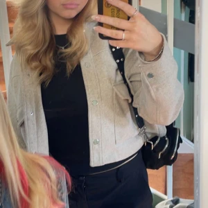 Zara kappa - Säljer en vår/ höst kappa ifrån Zara. Köpt i våras och använd max 10ggr. Väldigt bra skick och vill bli av med den så snabbt som möjligt. Kappan är i storlek M men skulle även passa som S. 