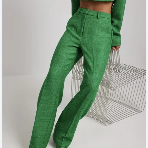 Kostymbyxor   - Från Hanna Schönbergs kollektion med NA-KD. Aldrig använda, storlek 36. Har även den kroppade blazern om man vill köpa hela setet. 