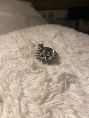 Edblad ring  - Ring med nitar från Edblad, bra skick! Börjar tyvärr bli för liten för mig så säljer därför❤️ ny pris 399