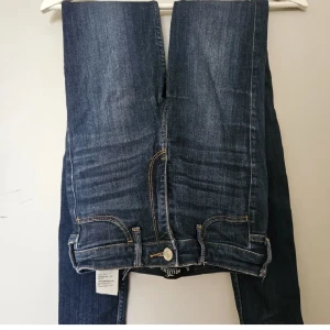 Jeans - Snygga jeans i mörk höstig färg från hollister. Bra skick! Fullängd på mig som är 167 cm