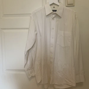 Vit skjorta  - Vit skjorta från Genwood i storlek L (41/42). Skicka meddelande vid frågor eller fler bilder 