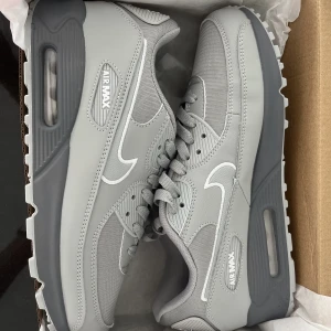 Nike air max 90 gråa - Helt nya Nike air Max 90 futura  Säljes för att de är för små för mig, sitter som en 42 och inte 43. Fick de för födelsedags present. Säljes i befintligt skick och fraktar bara. BILLIGARE PRIS VID SNABB AFFÄR