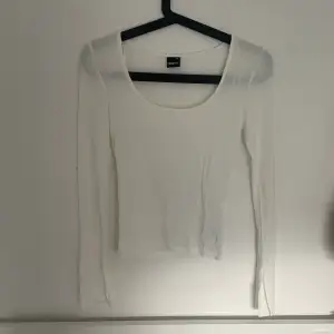 Fin oanvänd tröja från Gina Trico. Köpt för 200kr, i storlek XS kan användas som S, stretchig i materialet + har en liten slits i ärmen.