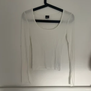 Gina Trico tröja - Fin oanvänd tröja från Gina Trico. Köpt för 200kr, i storlek XS kan användas som S, stretchig i materialet + har en liten slits i ärmen.