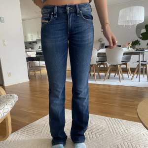 Hej säljer mina disel jeans då de inte används längre! Jeansen är nyskick och midjemåttet (rakt över är) ca 35 och Innerbenslängd är 78cm. Nypris 1500kr, skriv privat för fler frågor💖