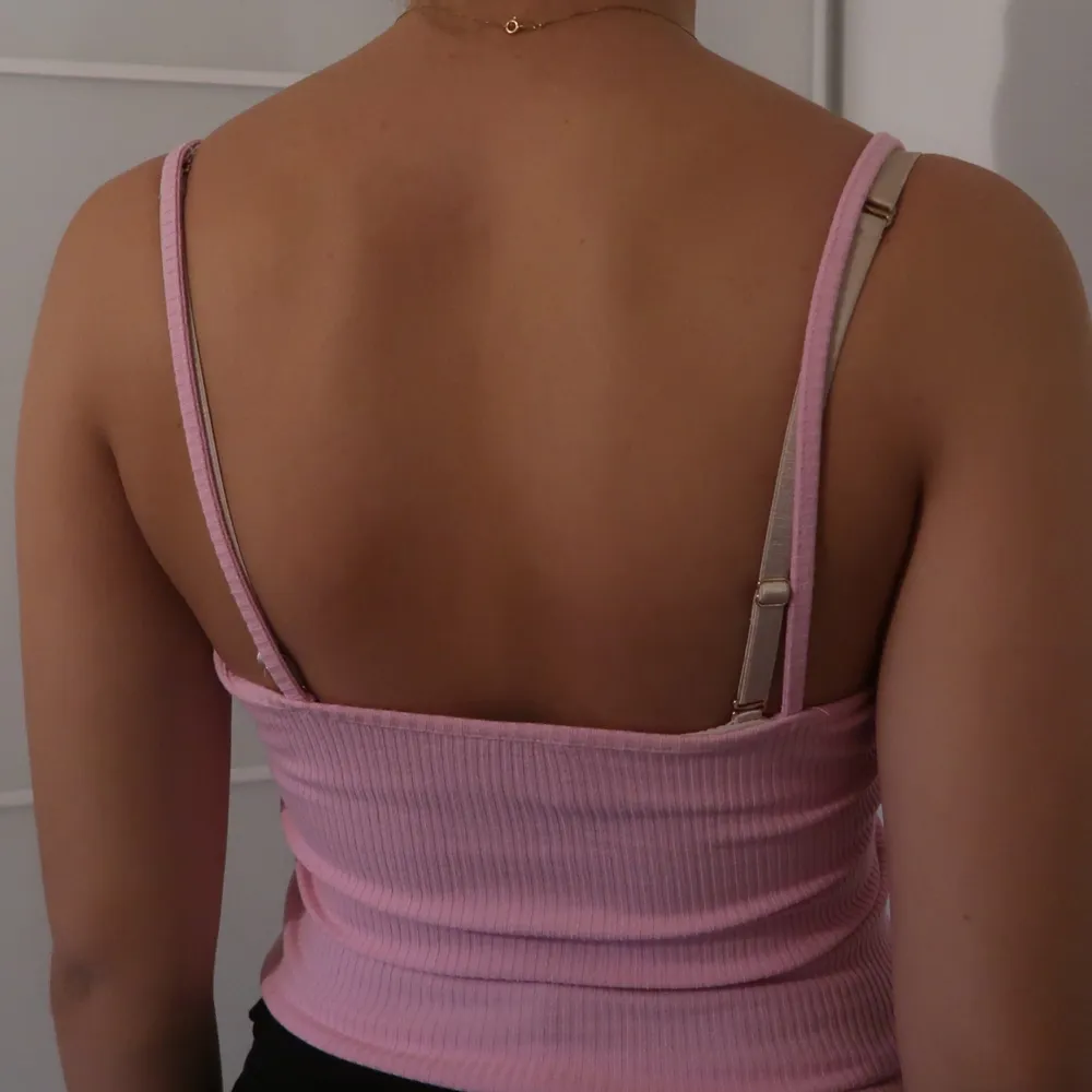 Ett fint rosa linne från GinaTricot med små detaljer på bröstet. Toppar.