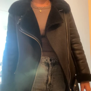 Zara jacka - Svart jacka från Zara. Begagnat skick.  Skickas mot fraktkostnad eller hämtas i Solna💕
