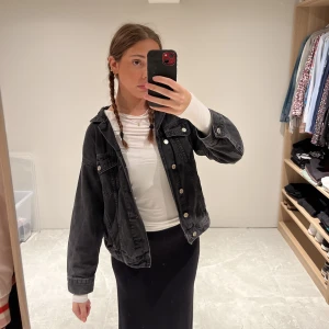 Jeansjacka  - Svart ”urtvättad” jeansjacka från H&M. Säljer då den inte kommer till användning! Jag är 170cm och väger 68kg! DM vid frågor eller intresse 🤗
