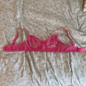 Bh  - En neonrosa spets bh med bygel från shein, aldrig använd storlek 75A