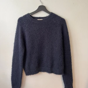 Blå tröja  - Blå tröja i storlek S. 