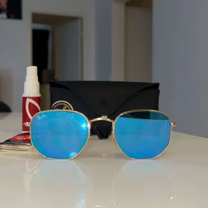 Ray-Ban Solglasögon  - Unika Ray-Bans i nyskick! Knappt använda och fodral tillkommer. Köpta från Lensway för 1 år sedan. Vid köp av flera kan paketpris diskuteras. Nypris är 1490kr. 