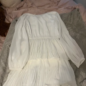 Vit klänning - En jättefin klänning från Gina Tricot. Köpt second hand men aldrig använd av mig då den var lite stor. Passar bra till finare evenemang men också till vardags. 