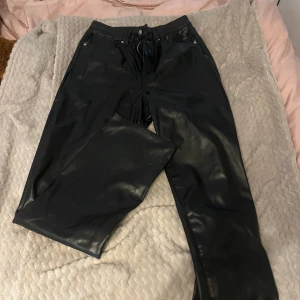 Skinnbyxor - Ett par raka skinnbyxor (mid waist) som köptes för 2 år sedan. Använd ett fåtal gånger men i väldigt fint skicka, storlek 34 men passar 36 också 