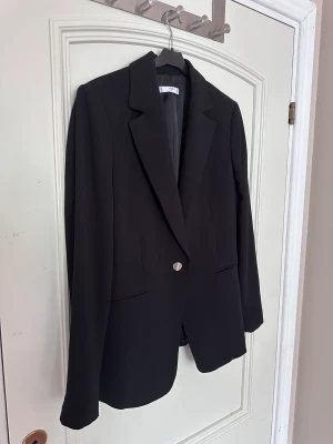 Kavaj - Helt ny och oanvänd kavaj från Mango.   Rensar ur min garderob från en hel del oanvända kläder🌼 Kika och se om du ser något mer i min profil som du gillar så skickar jag med det till dig också!😊 Fler kläder kommer! 