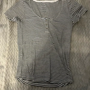 Randig t-shirt - Köpt second hand men enbart använd en gång av mig, väldigt fint skick