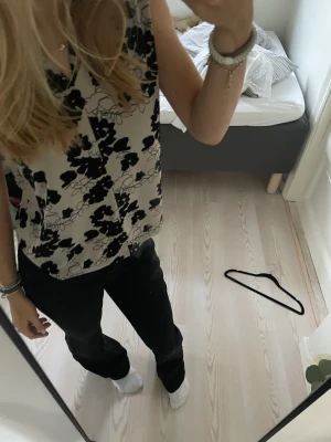 Jätte snygg blus från STOCKHOLM LM - perfekt till typ en middag eller fest, knappt använd💗