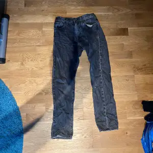 Säljer nu mina gamla Levis jeans då jag växt ur dom. Storlek 32 på längden och 28 i midjan. Nypris ligger runt 1300kr. Litet märke på vänster sida byxa därav priset men annars i toppskick. Finns ute på Värmdö men kan fraktas emot fraktkostnad. 