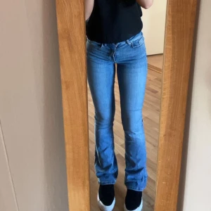 Lågmidjade bootcutjeans  - Säljer dessa fina lågmidjade bootcutjeans. De är köpta på cubus och är i storlek Xs. Men jag brukar ha storlek 32-36 och de passar mig perfekt💕💕💕Säljer de då jag har de från zara och de är identiska💕💕 Lite slitna längst ned vid hälen💕