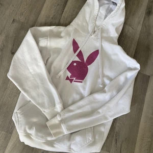 Playboy hoodie  - SJUKT snygg playboy hoodie som tyvärr är för liten för mig <\3. Står playboy på huvan. De är rosa glitter🩷🌸