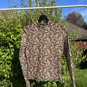 Blommig meshtopp  - Blommig meshtopp i vackra höstiga färger😍 Nyskick! 3 FÖR 2 på ALLT