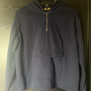 Hoodie  - Mörkblå hoodie från Ralph Lauren köpt på kidsbrandstore. Dragkedja och ficka på framsidan, tre söta stjärnor på ena armen och broderad text på ryggen.