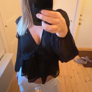 snygg blus - jätte snygg blus från bikbok som inte säljs nå mer!! använd ca två gånger💞