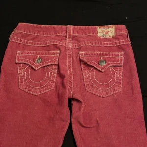 True religion  - Rosa flare true religion som är uppsydda till folk som ligger på 1,60 cm men de går att sprätta upp 80-81 i innerbenslängd och midjevidd 112 cm
