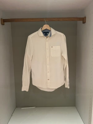 TOMMY HILFIGER SKJORTA - Riktigt snygg Tommy Hilfiger skjorta som passar perfekt till hösten. Väl omhändertagen, skick 8/10. Hör av dig vid funderingar. 