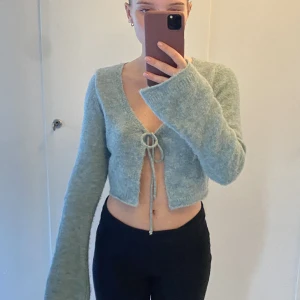 Stickad topp - Supermjuk och skön! Knappt använd, blivit något nopprig på armarna längst ut (går att få bort med noppmaskin) 