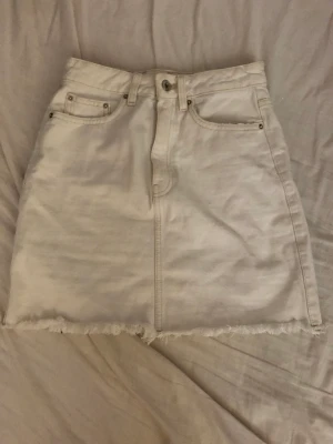 Vit jeans kjol - Vit jeans kjol som är för liten för mig som brukar ha S/M (har breda höfter) 