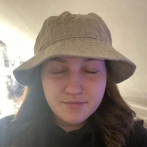 Buckethat  - En beige buckethat från lager 157. Nästintill aldrig använd🥰