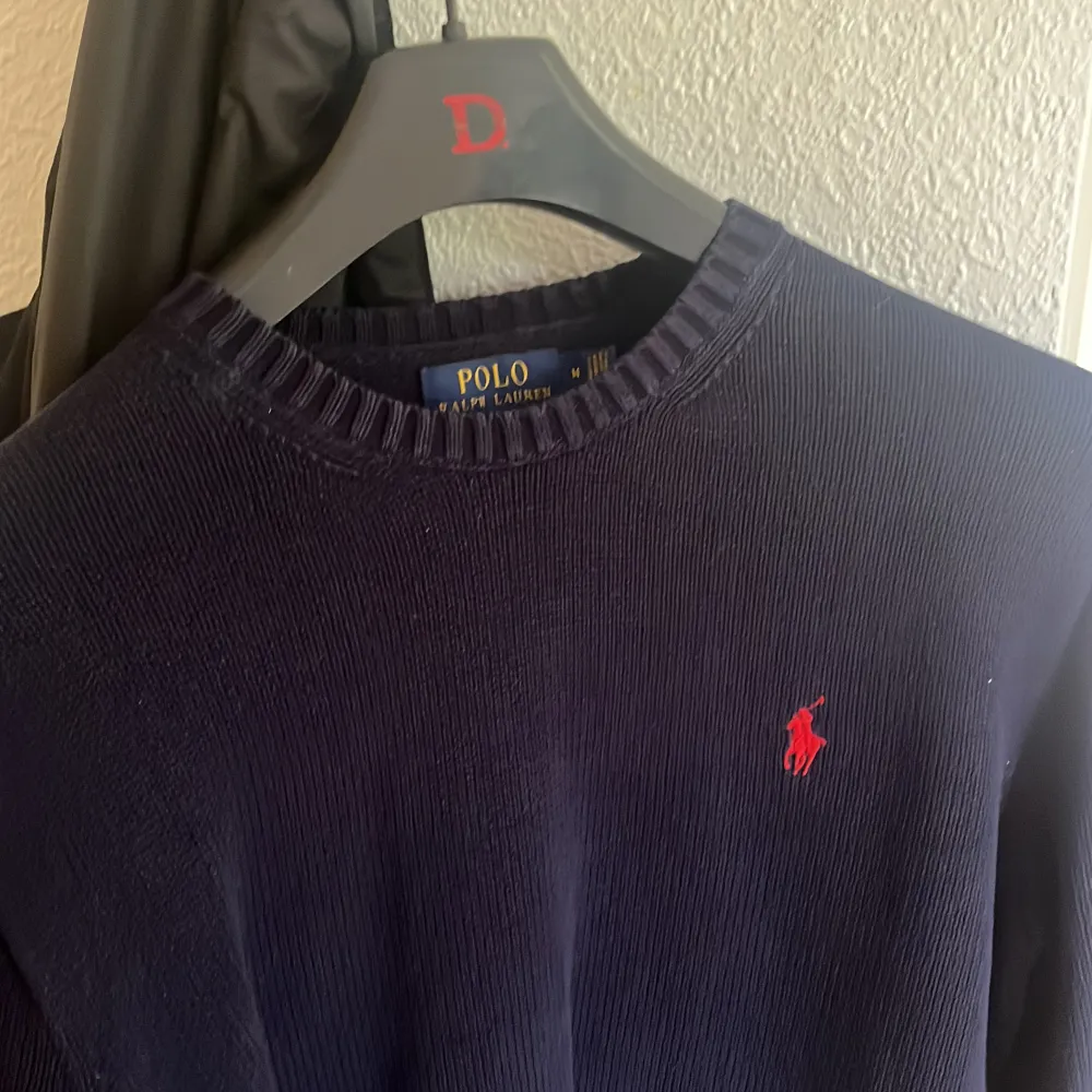 En Ralph Lauren polo tröja som endast använts ett par gånger på grund av inte min storlek längre. Mycket fint skick och nästan helt ny. Nypris ca: 1200kr. Mitt pris: 399kr. Stickat.