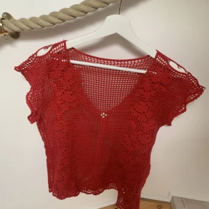 Topp - Stickad top med fina detaljer, köpt secondhand i nyskick och har själv aldrig använt den.