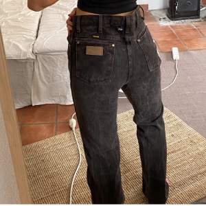 Mörkbruna Wrangler Jeans, super snygga men tyvärr lite för stora för mig! De passar storlek M/S om man vill ha lite oversized look😘