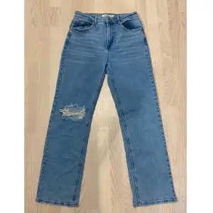 Vida jeans med slitning från NA-KD i storlek 38. De är i väldigt bra skick, använda ett fåtal gånger