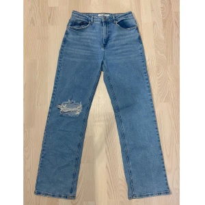 Vida jeans - Vida jeans med slitning från NA-KD i storlek 38. De är i väldigt bra skick, använda ett fåtal gånger