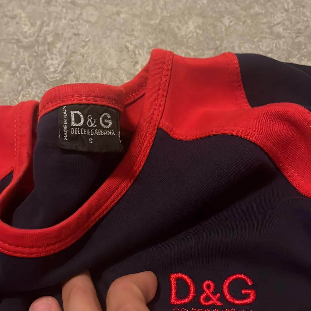 D&G t shirt tror inte den e äkta men jävligt snygg ändå. Använd fåtal gånger. Inga fläckar eller skador. . T-shirts.